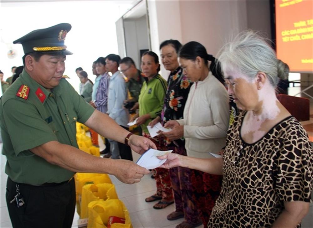 Đại tá Lương Văn Bền, Phó Giám đốc Công an TP Cần Thơ trao quà tặng người dân tại quận Thốt Nốt.