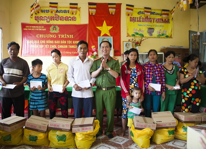 Đại tá Bùi Trọng Thế, Phó Giám đốc Công an TP Cần Thơ trao quà tặng người dân tại huyện Vĩnh Thạnh.