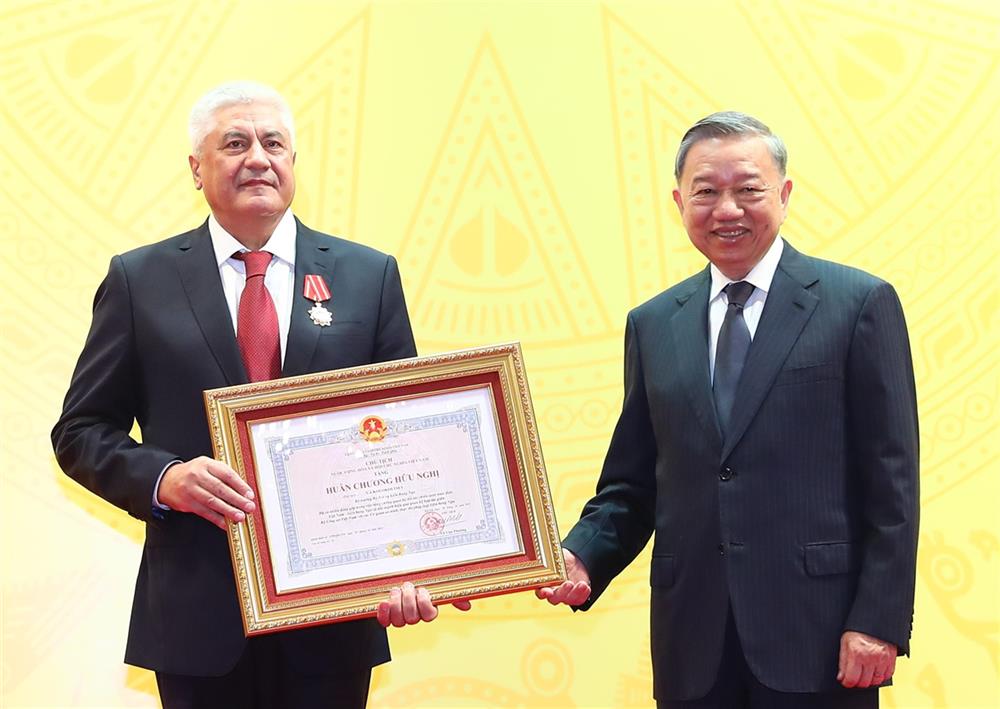 Tại buổi Lễ, thừa ủy quyền của lãnh đạo Đảng, Nhà nước, Đại tướng Tô Lâm, Bộ trưởng Bộ Công an trao Huân chương Hữu nghị của Nhà nước Việt Nam tặng Đại tướng Kolokoltsev Vladimir Alexandrovich, Bộ trưởng Bộ Nội vụ Liên bang Nga.