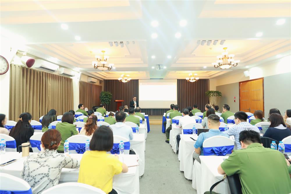 Ngay sau Lễ khai giảng, giảng viên Viện Công nghệ thông tin, Đại học Quốc gia Hà Nội truyền đạt các nội dung đến các học viên.