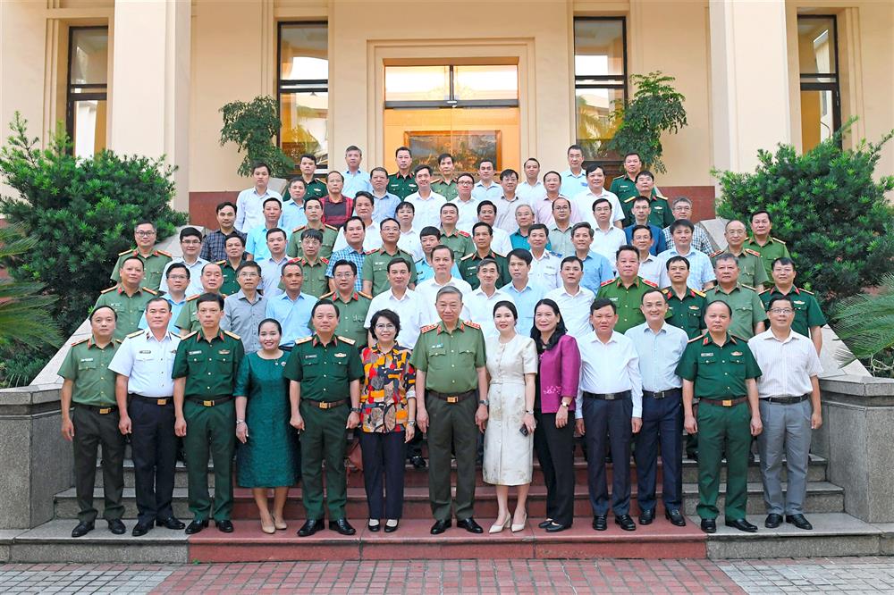 Bộ trưởng Tô Lâm cùng các đại biểu và học viên chụp ảnh lưu niệm.