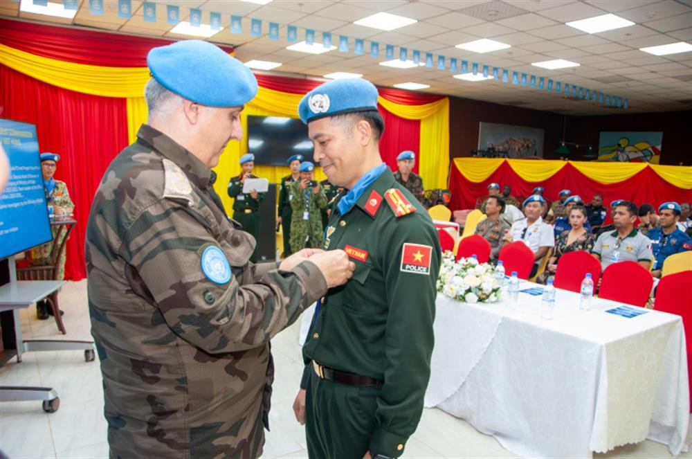Lãnh đạo Phái bộ đã trao Huy chương Gìn giữ hòa bình Liên Hợp Quốc và chứng nhận của lãnh đạo Phái bộ tặng cán bộ Công an Việt Nam.