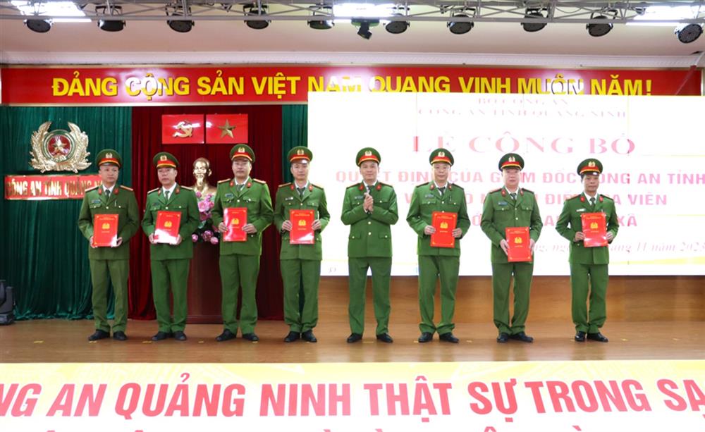 Thượng tá Cù Quốc Thắng trao Quyết định bổ nhiệm điều tra viên cho các đồng chí Trưởng, Phó trưởng Công an cấp xã.
