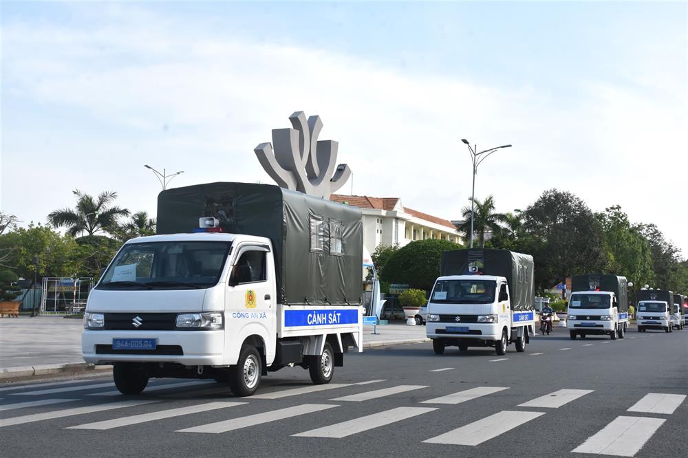 Phương tiện chuyên dụng được Công an xã, phường, thị trấn diễu hành trên các tuyến đường.