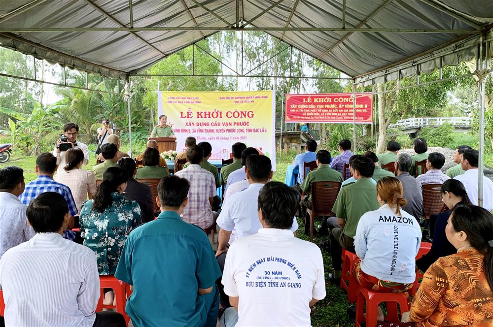 Các đại biểu và bà con nhân dân xã Vĩnh Thanh, huyện Phước Long đến dự Lễ khởi công.