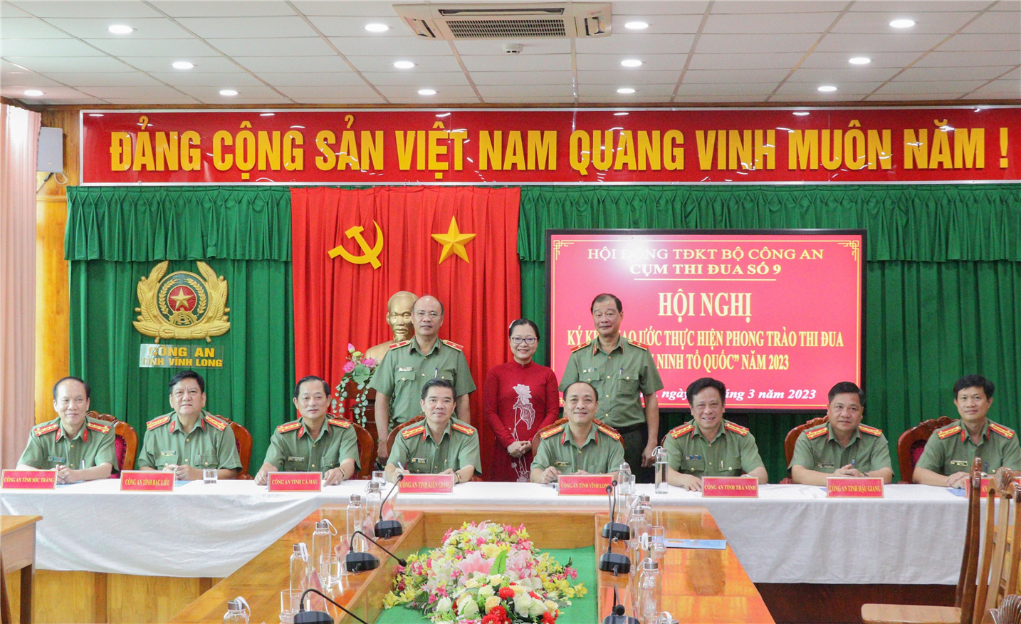 Đại diện lãnh đạo Ủy ban nhân dân tỉnh Vĩnh Long, Văn phòng Bộ Công an, Cục Công tác đảng và công tác chính trị, chứng kiến việc ký kết Cụm thi đua số 9.