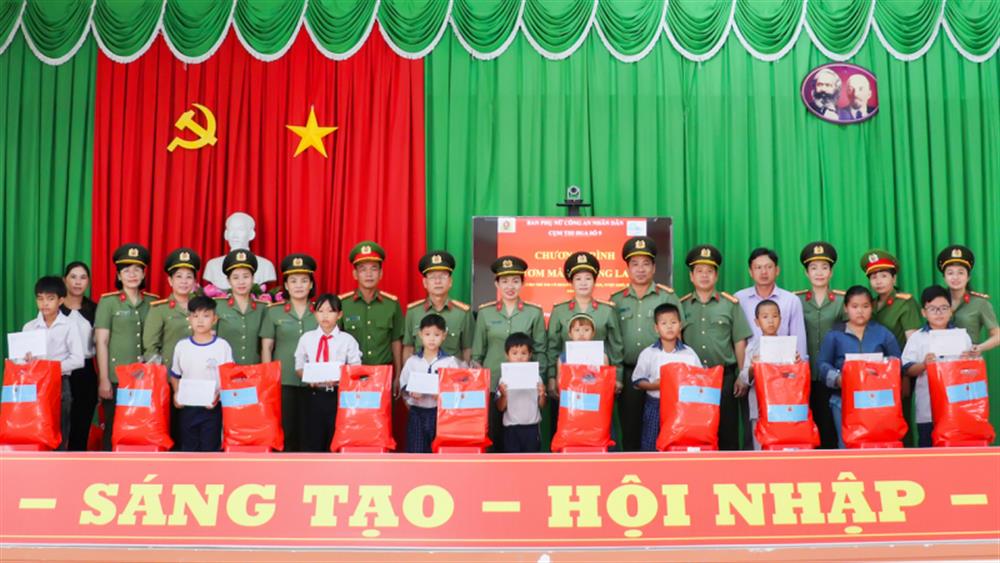 Hội Phụ nữ Cụm thi đua số 9 tổ chức bàn giao “Mái ấm hội viên” và trao quà tặng học sinh vượt khó tại huyện Bình Tân. 