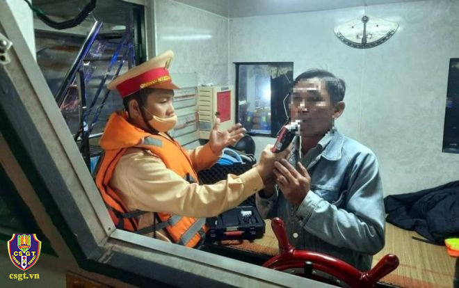Kiểm tra nồng độ cồn đối với lái tàu thủy.