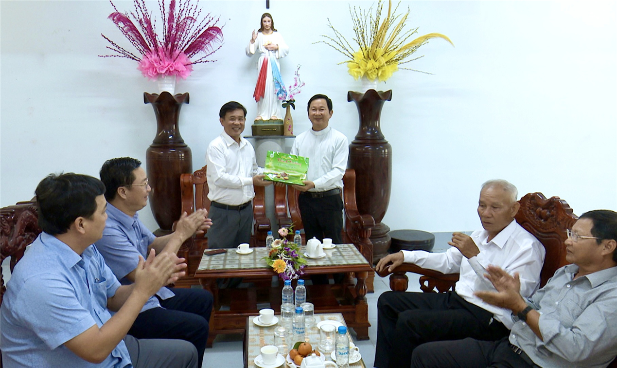 Đại tá Lê Thanh Hùng, Phó Giám đốc Công an tỉnh Bạc Liêu trao quà tặng Linh mục Võ Văn Hoài, Chánh sở Họ đạo Giá Rai.