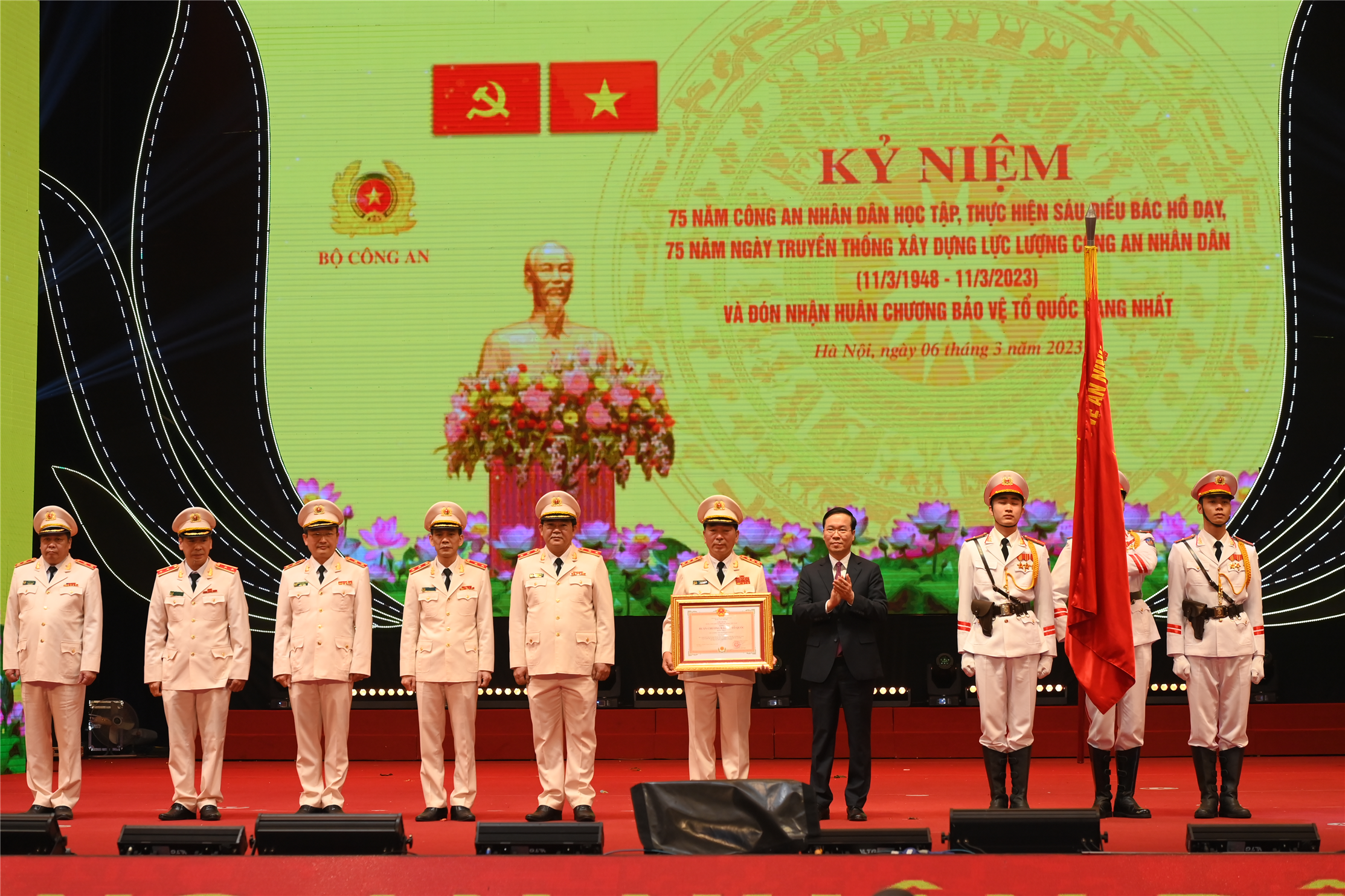 Chủ tịch nước Võ Văn Thưởng trao Huân chương Bảo vệ Tổ quốc hạng Nhất tặng lực lượng Xây dựng lực lượng CAND