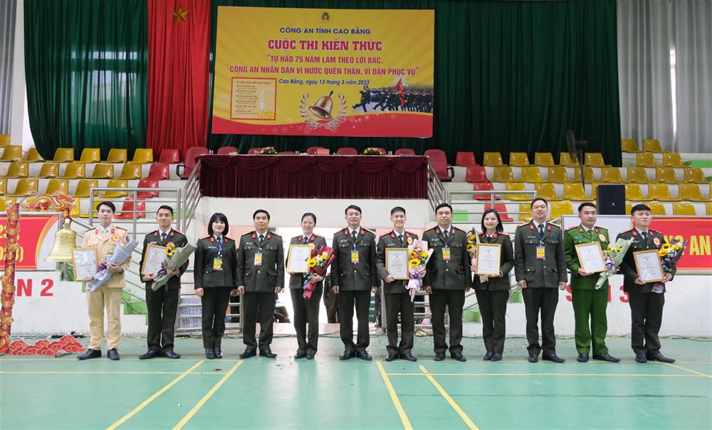 Ban Tổ chức trao giải cho các thí sinh đạt giải.