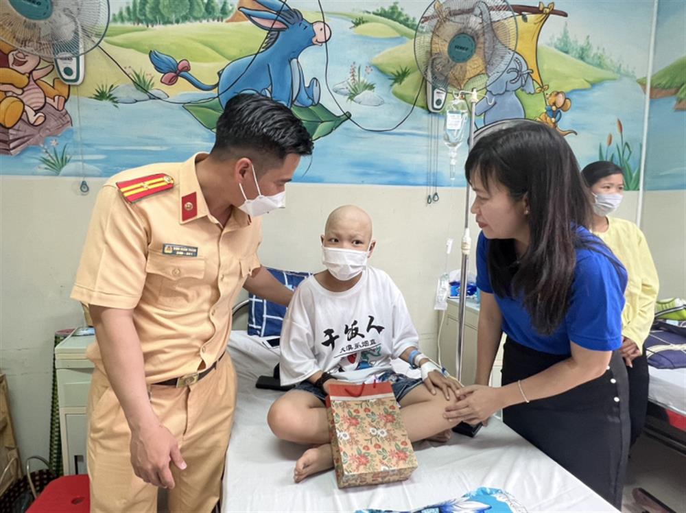 Tặng quà các bệnh nhi bị ung thư có hoàn cảnh khó khăn đang điều trị, xạ trị tại Bệnh viện Ung Bướu Đà Nẵng.