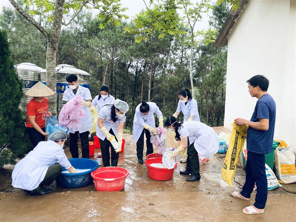 Các y, bác sĩ Bệnh xá Công an tỉnh Lạng Sơn thực hiện tẩm màn hóa chất năng côn trùng cho người dân trên địa bàn xã.