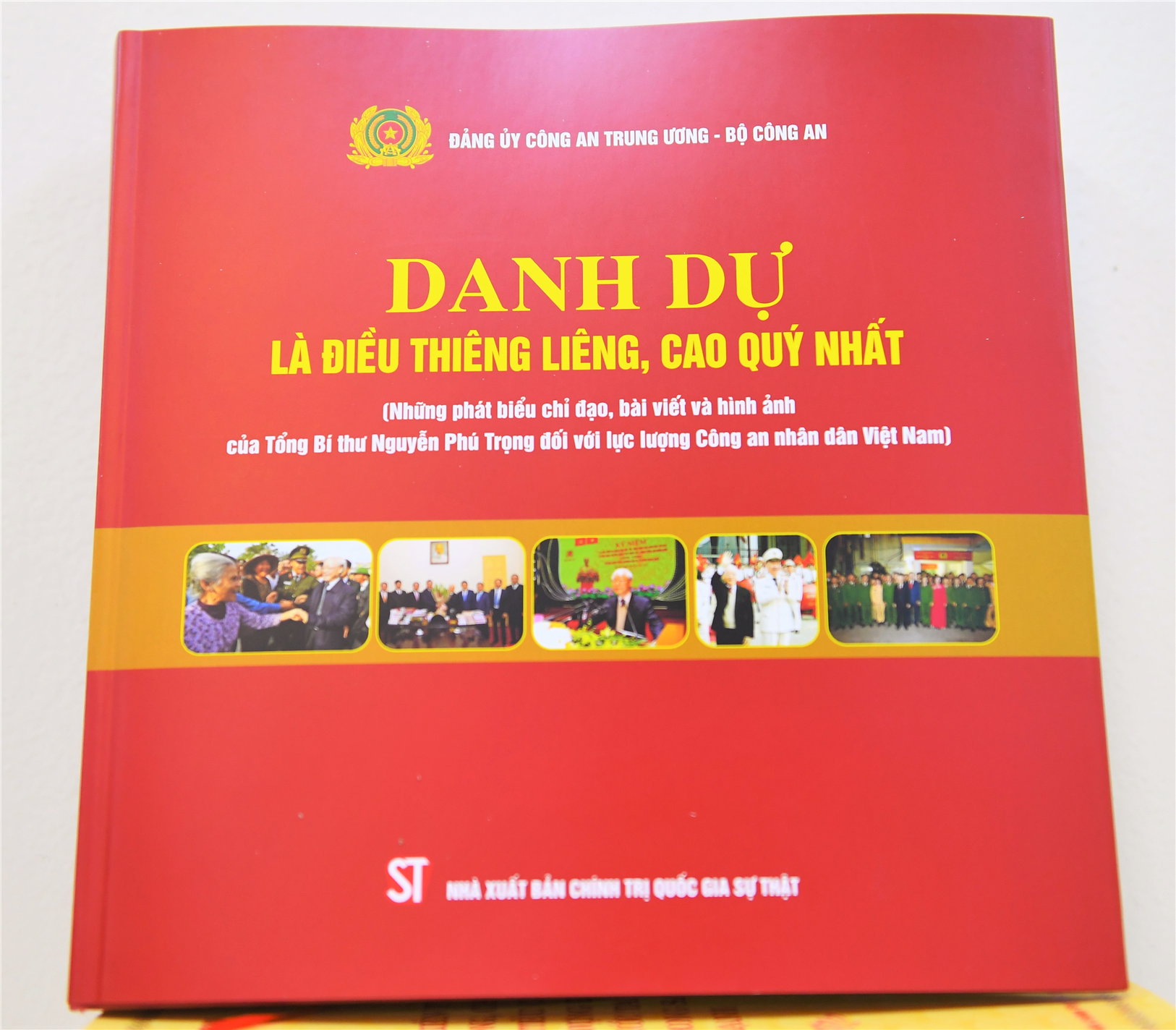 Cuốn sách “Danh dự là điều thiêng liêng, cao quý nhất”.