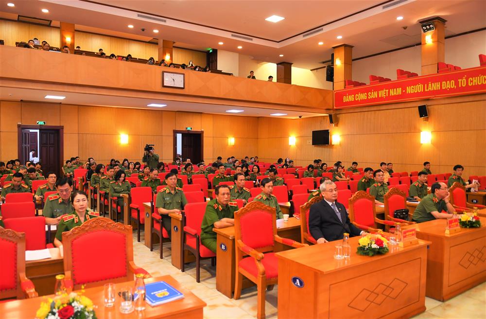 Các đại biểu dự Hội nghị báo cáo chuyên đề.