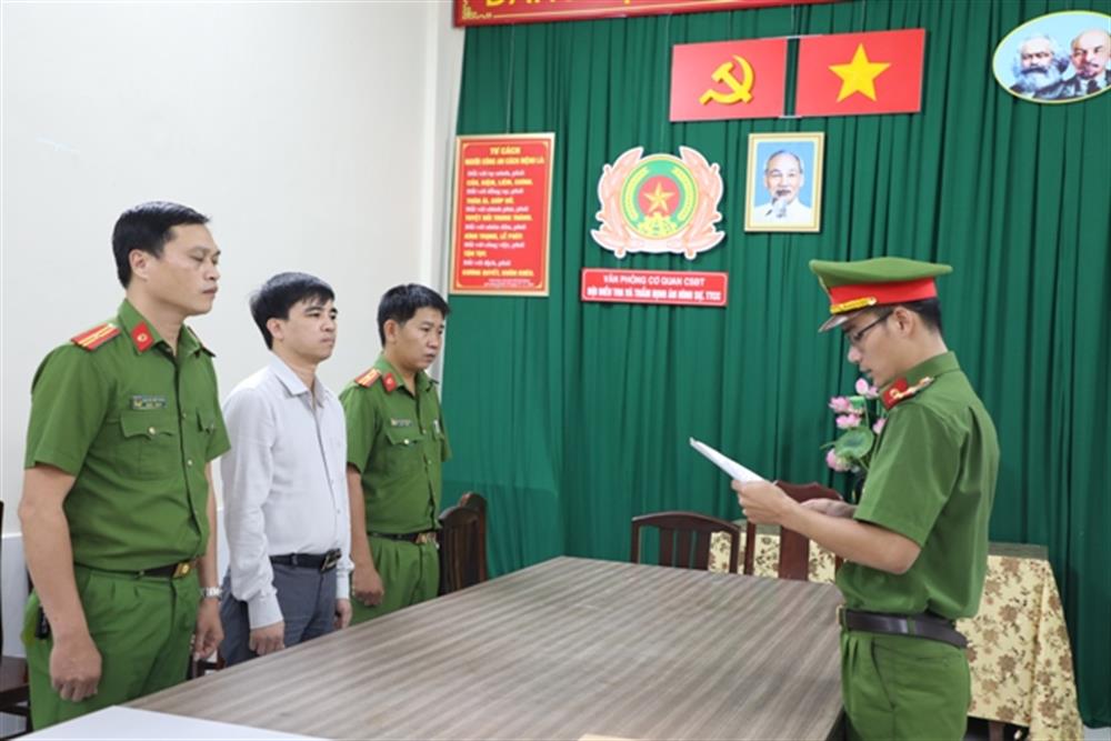 Cơ quan Cảnh sát điều tra Công an TP. Hồ Chí Minh tống đạt Quyết định khởi tố bị can, Lệnh bắt bị can để tạm giam đối với Vũ Đức Nhất.
