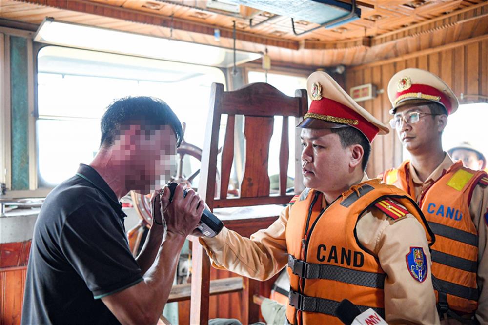 CSGT đo nồng độ cồn lái tàu N.H.L.