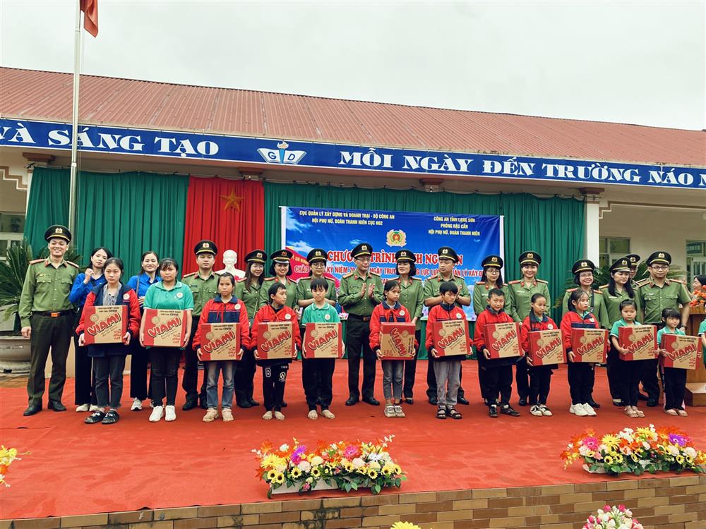 Đoàn công tác trao tặng quà các em học sinh có hoàn cảnh khó khăn.