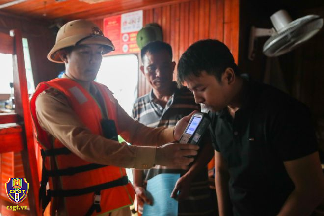 Lực lượng Cảnh sát đường thủy thuộc Thủy đoàn I kiểm tra nồng độ cồn với lái tàu, thuyền viên trên phương tiện thủy.