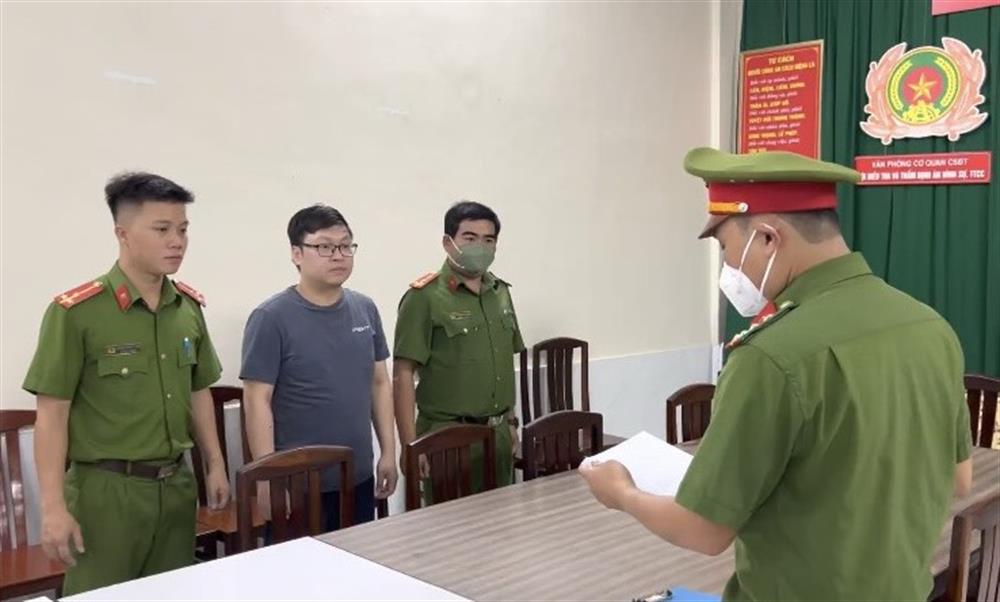 Cơ quan Cảnh sát điều tra Công an TP. Hồ Chí Minh tống đạt Quyết định khởi tố bị can, Lệnh bắt bị can để tạm giam đối với Nguyễn Tuấn Anh.