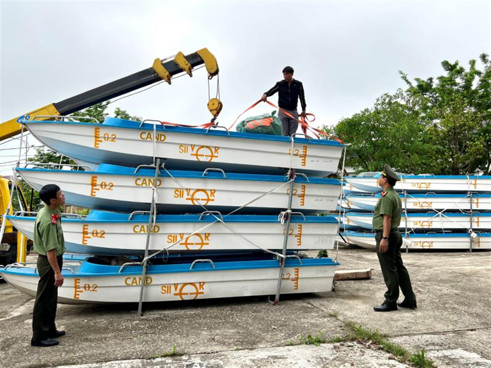 Công an tỉnh Thừa Thiên-Huế tiếp nhận 40 chiếc xuồng máy do Cục Trang bị và kho vận, Bộ Công an bàn giao. 
