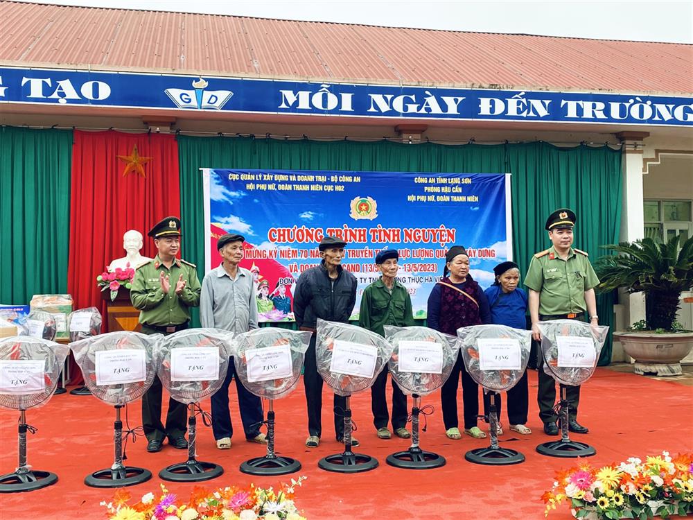 Đoàn công tác tặng quà các gia đình chính sách.