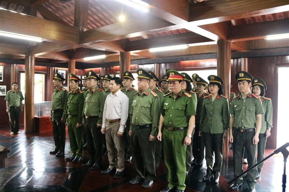 Đoàn đến dâng hương, tham quan khu di tích lưu niệm đồng chí Hoàng Văn Thụ.