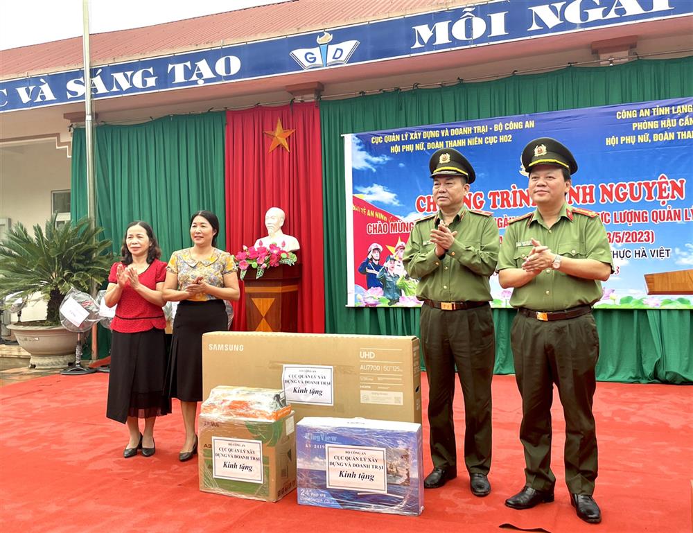 Thiếu tướng Nguyễn Khắc Cường, Cục trưởng Cục Quản lý xây dựng và doanh trại; Đại tá Triệu Tuấn Hải, Phó Giám đốc Công an tỉnh Lạng Sơn tặng quà Nhà trường.