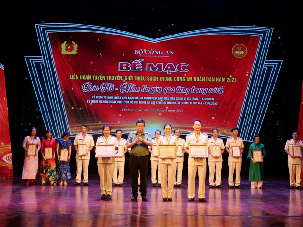 Thiếu tướng, NSND Nguyễn Công Bẩy, Phó Cục trưởng Cục Công tác Đảng và công tác chính trị, Phó Trưởng Ban Tổ chức Liên hoan trao Bằng khen của Bộ Công an tặng 03 đội thi đạt giải A.