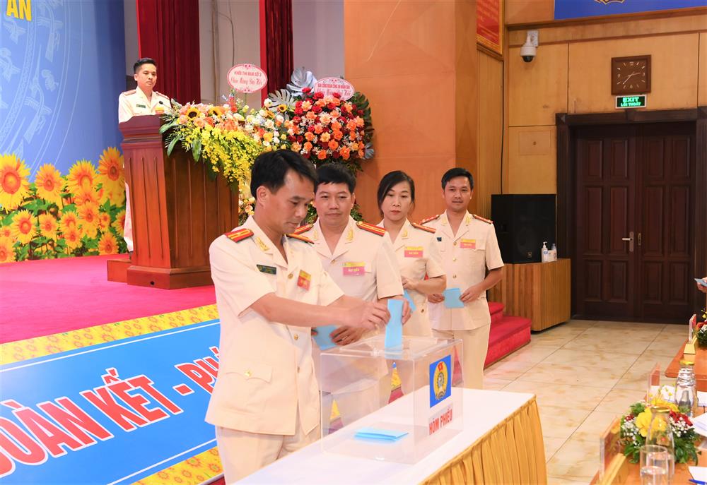 Các đại biểu tiến hành bầu Ban Chấp hành Công đoàn cơ sở Văn phòng Bộ Công an khóa X, nhiệm kỳ 2023 – 2028