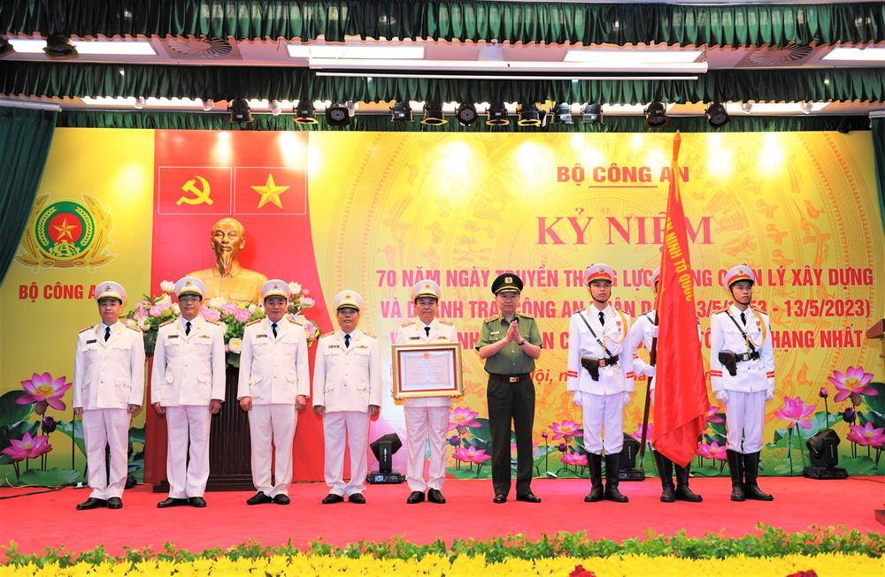 Thừa ủy quyền của lãnh đạo Đảng, Nhà nước, Bộ trưởng Tô Lâm gắn và trao Bằng Huân chương Bảo vệ Tổ quốc hạng Nhất tặng Cục Quản lý xây dựng và doanh trại.