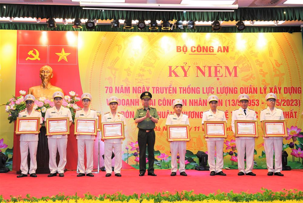 Bộ trưởng Tô Lâm trao Bằng khen của Bộ Công an tặng 01 tập thể và 06 cá nhân thuộc Cục Quản lý xây dựng và doanh trại đã có thành tích xuất sắc.