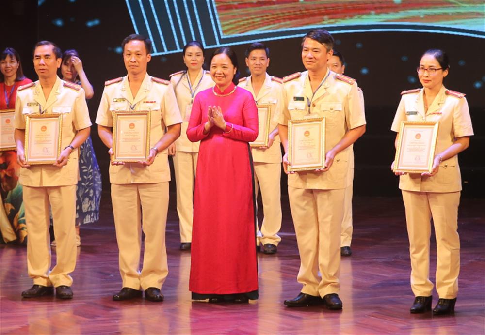 TS Vũ Dương Thúy Ngà, Chủ tịch Hội đồng Giám khảo trao Giấy chứng nhận của Ban Tổ chức tặng các đội thi đạt giải B.