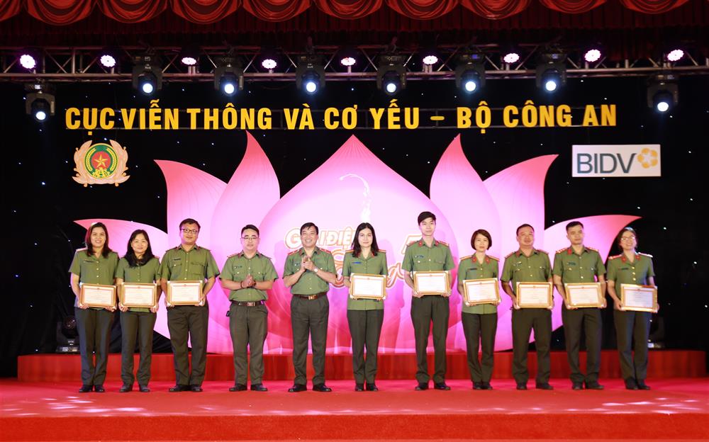 trao thưởng 05 tập thể và 05 cá nhân có thành tích xuất sắc trong Cuộc thi tìm hiểu tư tưởng Hồ Chí Minh về CAND trong Cục