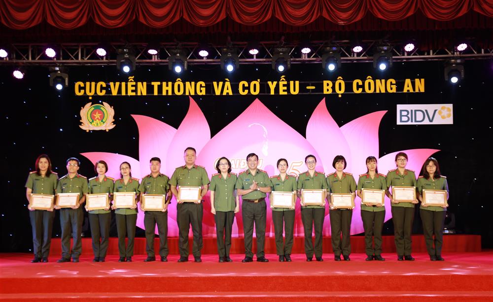 trao thưởng 04 tập thể và 10 cá nhân có thành tích xuất sắc trong Cuộc thi Đại sứ Văn hóa đọc.