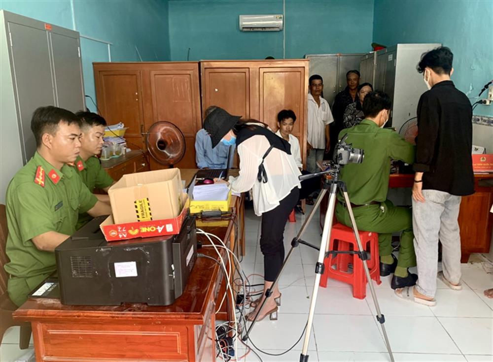 Phòng Cảnh sát quản lý hành chính về trật tự xã hội thành lập Tổ cấp CCCD lưu động, đến từng địa bàn xã vùng sâu, vùng xa để cấp CCCD cho bà con.