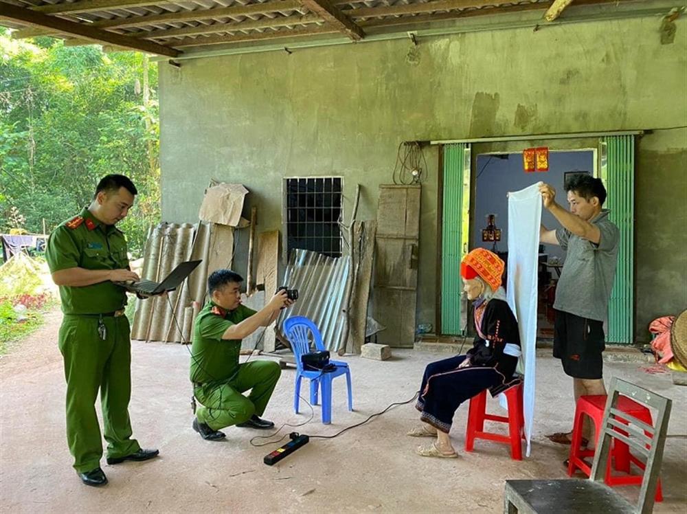 Cán bộ, chiến sỹ đến tận nhà dân để thu nhận hồ sơ cấp CCCD và tạo lập tài khoản định danh điện tử cho những trường hợp già yếu, ốm đau, đi lại khó khăn.