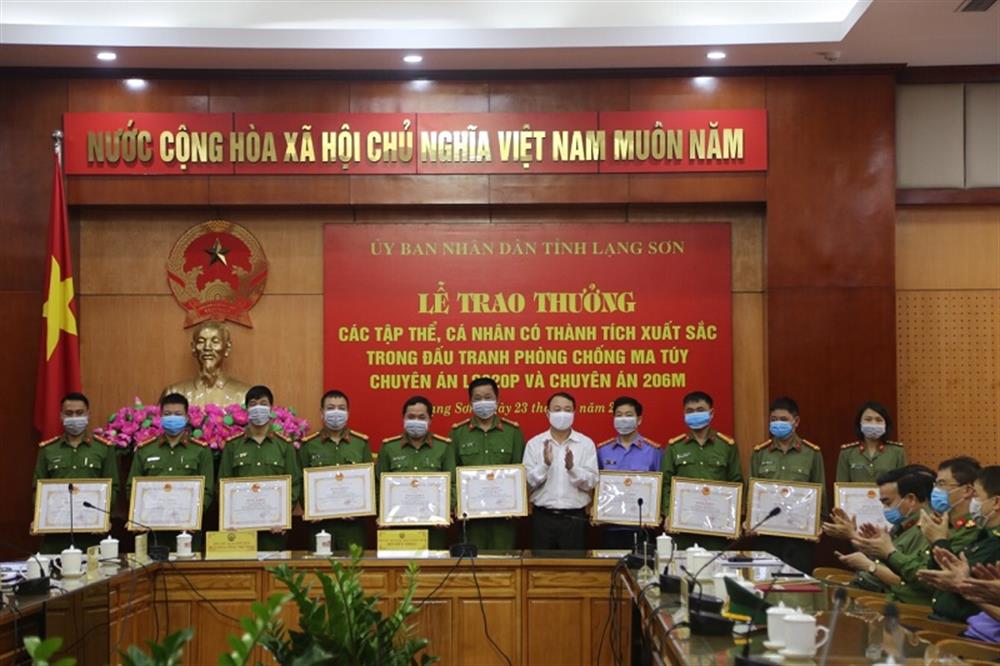 Ủy ban nhân dân tỉnh Lạng Sơn trao Bằng khen tặng các tập thể, cá nhân lập thành tích xuất sắc trong đấu tranh chuyên án, thu giữ 446 kg ma túy tổng hợp.