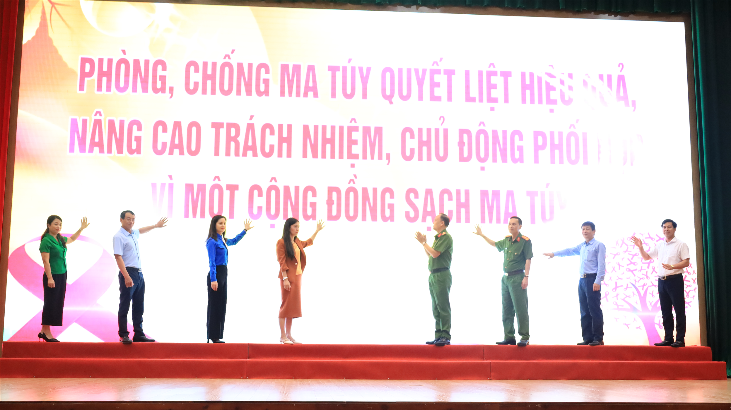 Các đại biểu thực hiện nghi thức cam kết chung tay phòng, chống ma tuý.