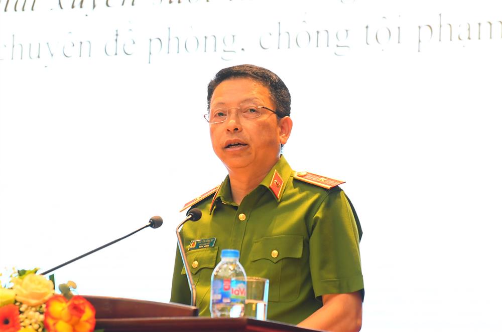 Thiếu tướng Nguyễn Hồng Ky báo cáo tại Hội nghị.