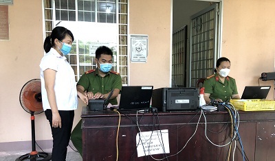 Các Tổ cấp CCCD lưu động tiến hành thu nhận và cấp CCCD cho người dân.