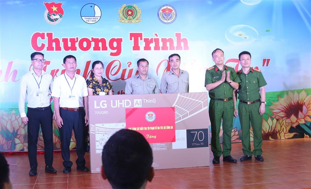 Lãnh đạo Cục Cảnh sát điều tra tội phạm về ma tuý,Bộ Công an tặng quà Cơ sở cai nghiện ma túy tỉnh