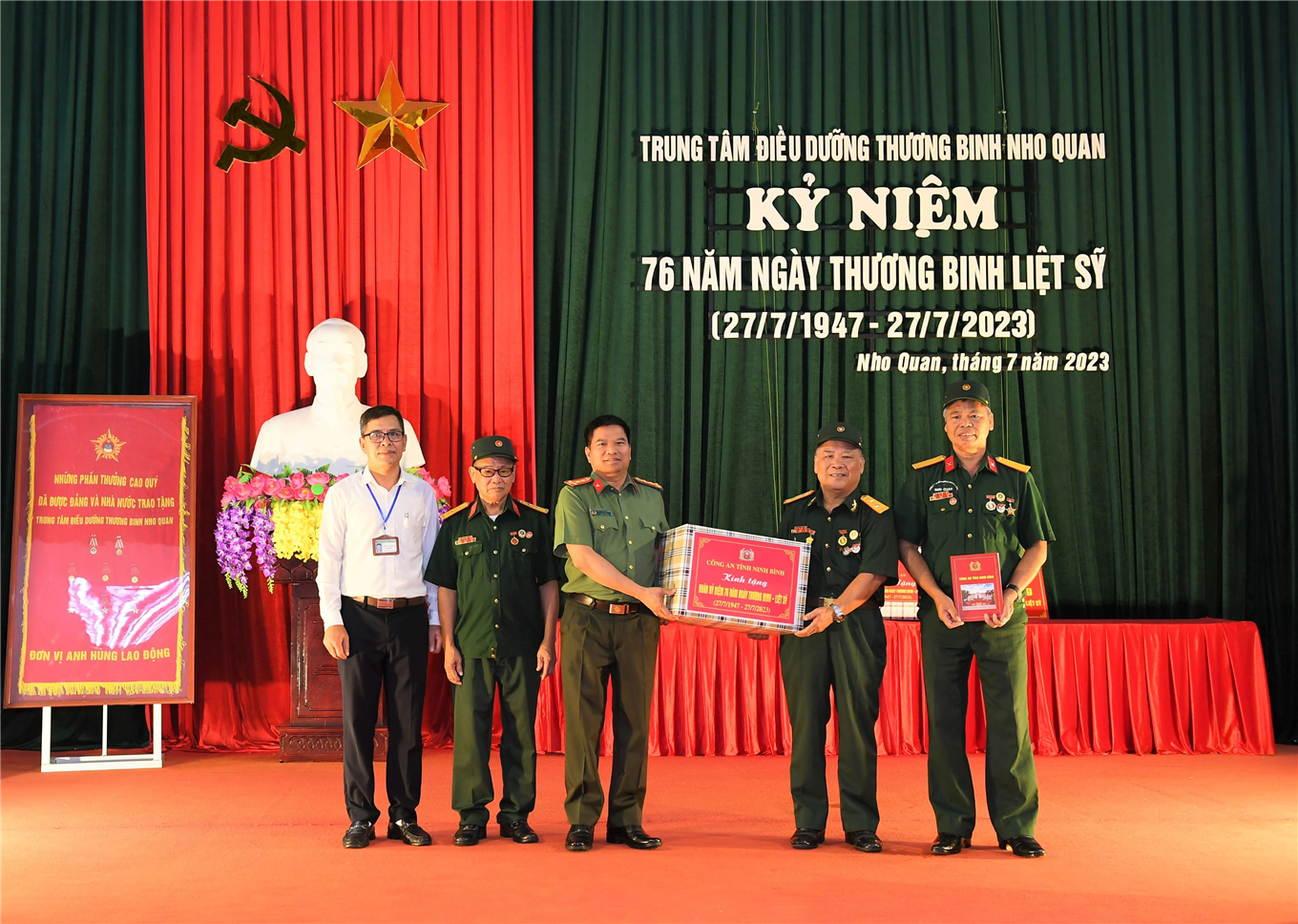 Đại tá Đặng Trọng Cường trao quà của Công an tỉnh tặng các đồng chí thương, bệnh binh và Trung tâm; trao quà của Công an tỉnh tặng 03 bệnh binh thuộc lực lượng Công an đang điều dưỡng tại Trung tâm.