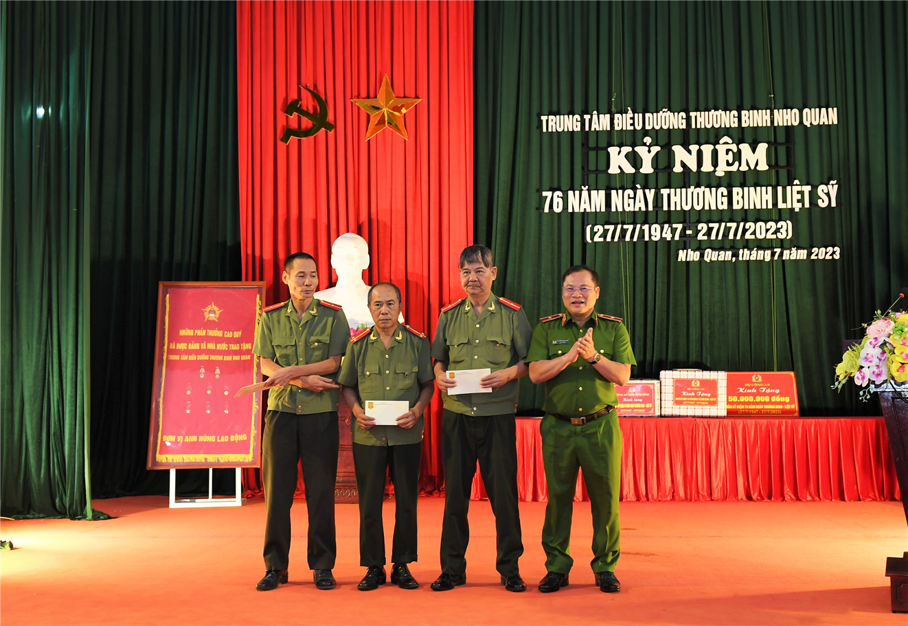 Thứ trưởng Nguyễn Văn Long trao quà của Bộ Công an tặng các đồng chí thương, bệnh binh và Trung tâm; trao quà của Bộ Công an tặng 03 bệnh binh thuộc lực lượng Công an đang điều dưỡng tại Trung tâm.