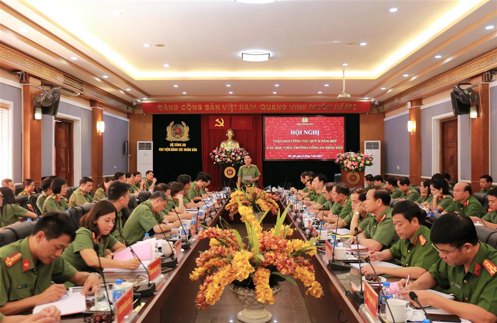 Thứ trưởng Trần Quốc Tỏ chủ trì Hội nghị.