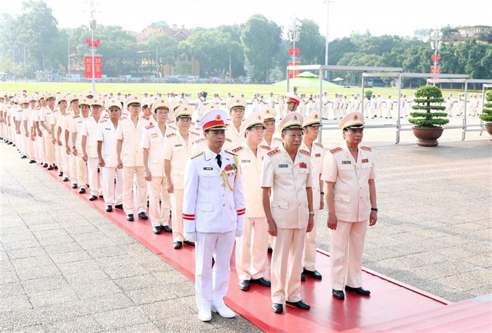 Đoàn đại biểu Hội Cựu CAND vào lăng viếng Bác.