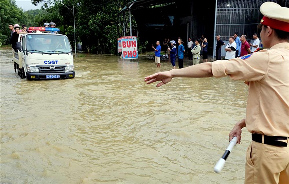 Để đảm bảo an toàn cho người dân, lực lượng CSGT nhanh chóng được điều động triển khai xuống hiện trường làm nhiệm vụ. Trong quá trình điều tiết giao thông, nhiều cán bộ CSGT đã trực tiếp hỗ trợ, giúp đỡ người dân và phương tiện tham gia giao thông đi qua các điểm ngập úng. Xe chuyên dụng được huy động để đưa người dân và hàng hóa qua vùng ngập nước.