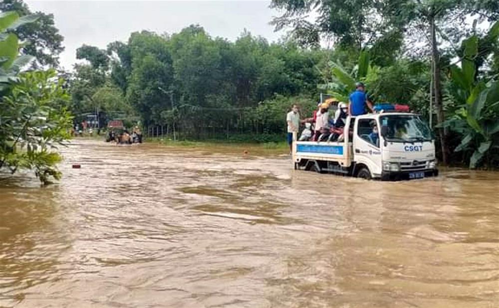 Diễn biến mưa còn phức tạp, lực lượng CSGT tiếp tục ứng trực tại những điểm ngập úng, giúp đỡ người dân di chuyển qua những đoạn đường gặp khó khăn.