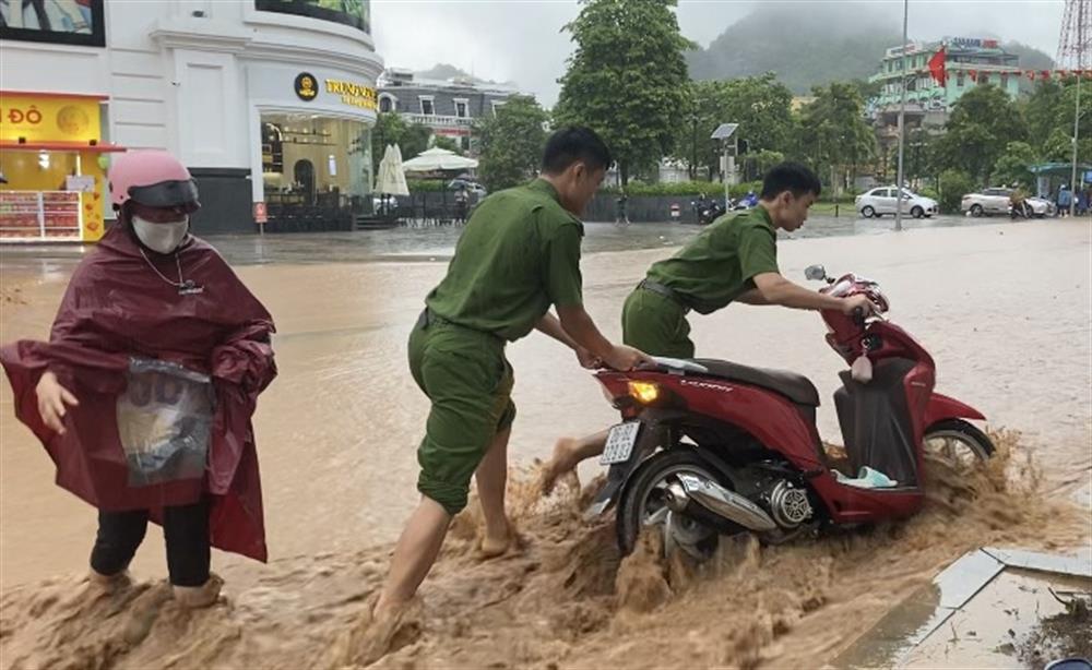 Lực lượng Công an giúp dân di chuyển tại một số khu vực nước dâng cao