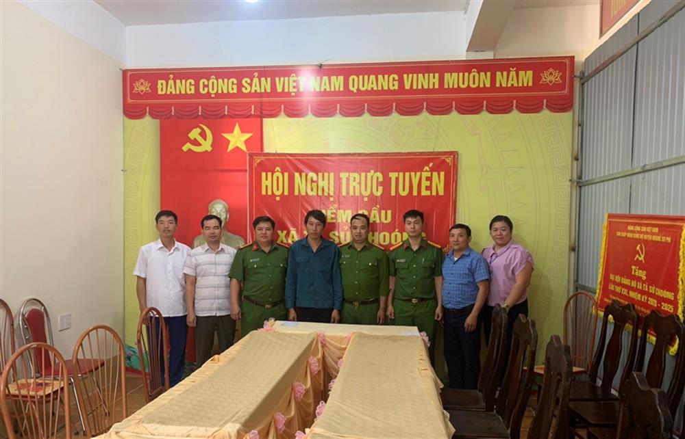 Lãnh đạo Công an huyện Hoàng Su Phì và cơ quan chức năng thăm hỏi, tặng quà anh Lý Văn Nghiệp và Thiếu tá Đỗ Quang Tân (đứng thứ 5 từ trái qua phải).